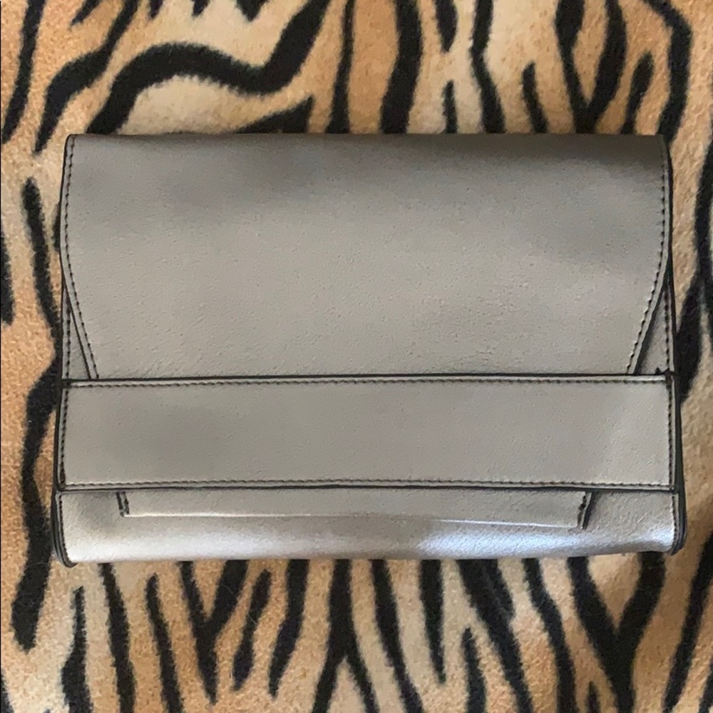 🩶 Shimmery grey vegan leather clutch